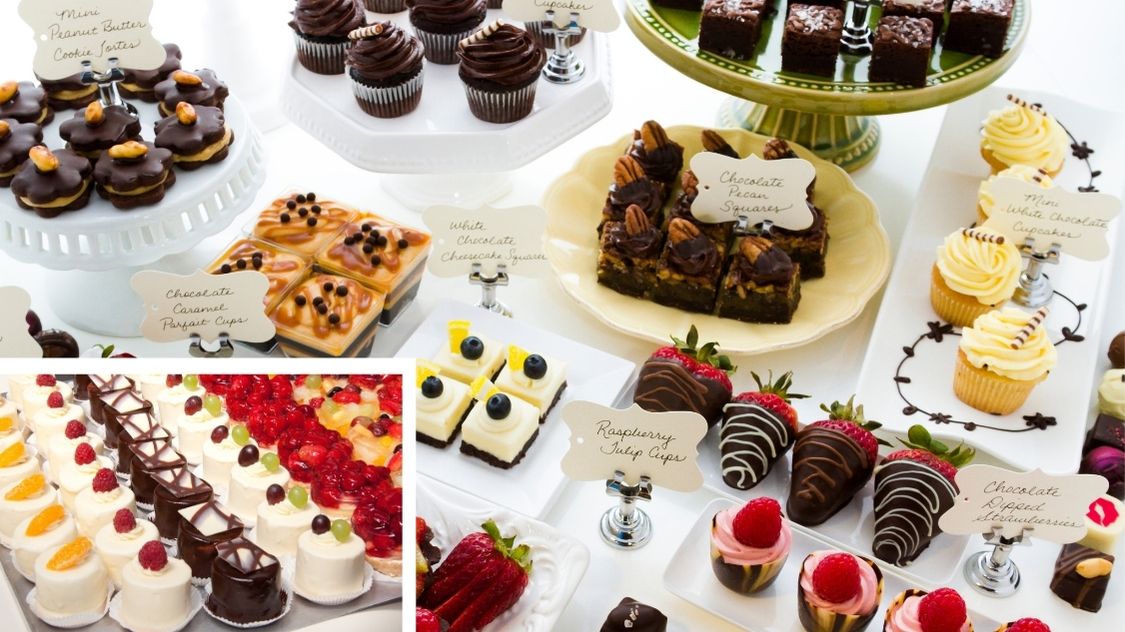 Billedet viser en udsøgt samling af forskellige desserter, præsenteret på elegante serveringsfade. Fra mini peanut butter cookie tårte og rige chokolade cupcakes til farverige frugttærter og dekadente chokolade-pecan squares. Hver dessert er omhyggeligt dekoreret og har små skilte, der beskriver deres unikke smage som 'chokolade caramel parfaits', 'white chocolate cheesecake', og 'raspberry tulip cups'. De indbydende billeder af chokoladedippede jordbær og smukt arrangerede mini-kager viser mangfoldigheden og kreativiteten i dessertudvalget, perfekt til enhver fest eller sammenkomst.
