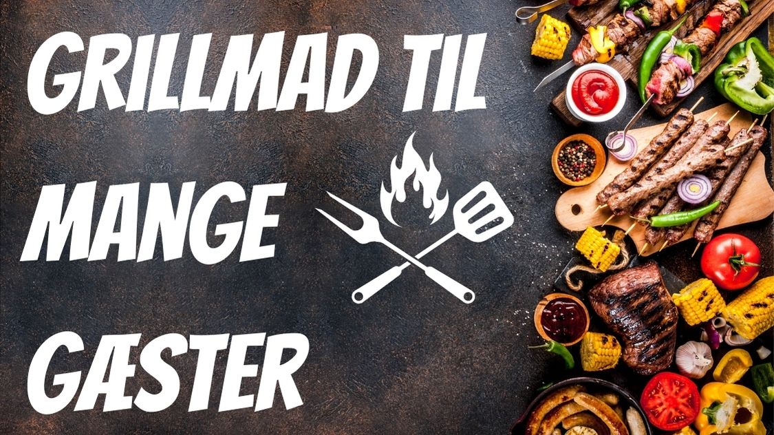 Billedet viser en flot og indbydende præsentation af grillmad til mange gæster. Der er grillede grøntsager, saftige bøffer, pølser, majskolber og farverige spyd – perfekt til store arrangementer som firmafester og sommerfrokoster. Teksten og grafikken signalerer stemning, fællesskab og masser af velsmag.