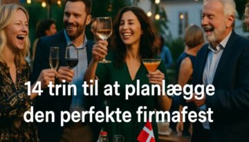 Billedet viser en gruppe glade mennesker, der fejrer sammen udendørs med drinks i hånden. De smiler og griner, og stemningen er afslappet og festlig. Teksten på billedet lyder: "14 trin til at planlægge den perfekte firmafest".