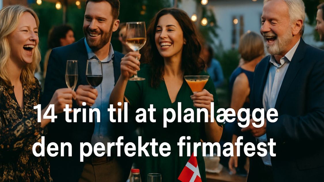 Billedet viser en gruppe glade mennesker, der fejrer sammen udendørs med drinks i hånden. De smiler og griner, og stemningen er afslappet og festlig. Teksten på billedet lyder: "14 trin til at planlægge den perfekte firmafest".