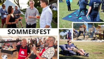 Billedet viser en stemningsfuld sommerfest med glade mennesker, sjove aktiviteter, god mad og afslapning i solen – perfekt til en uformel og hyggelig dag for medarbejdere.