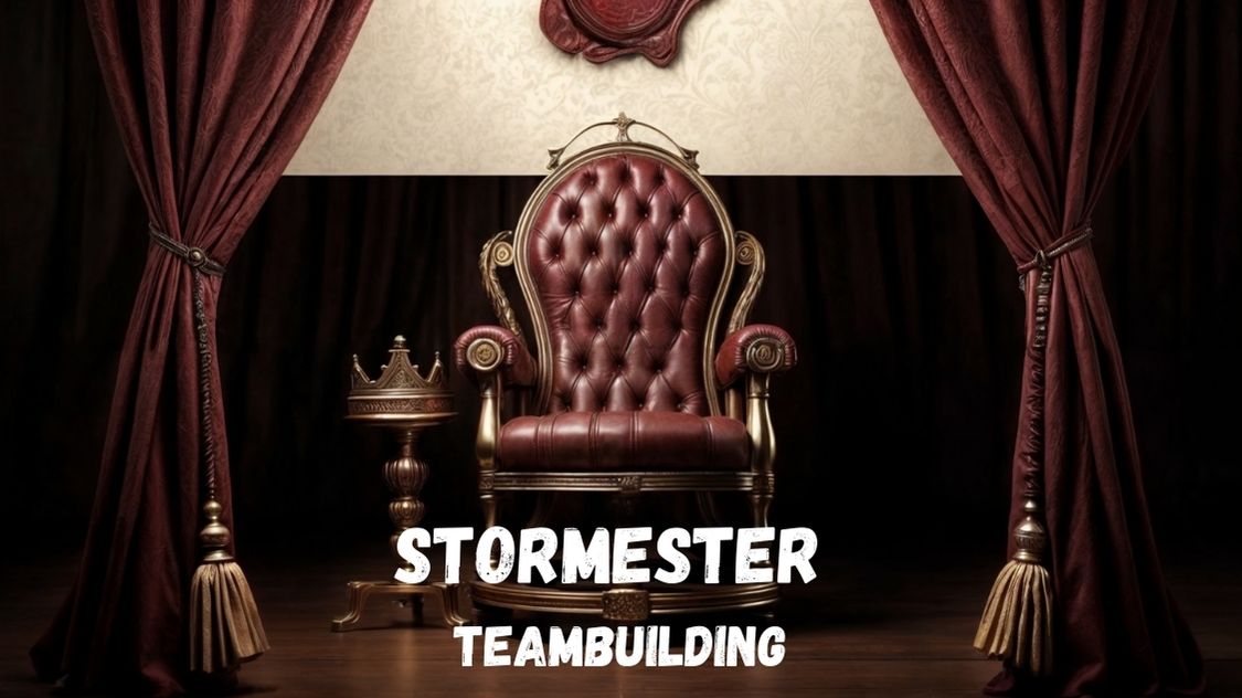 Billedet viser en majestætisk kongetrone omgivet af mørkerøde gardiner og en krone på et lille bord – perfekt som symbol for en “Stormester” teambuilding-aktivitet, hvor deltagerne konkurrerer om æren og titlen.