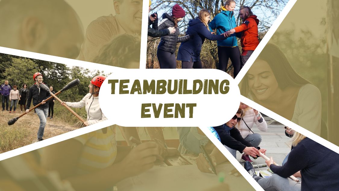 Billedet er en collage med titlen "Teambuilding Event" i midten. Rundt om teksten ses billeder af deltagere i forskellige samarbejdsaktiviteter udendørs – blandt andet samarbejdslege, gruppearbejde og sjove udfordringer med hjelme og rekvisitter. Stemningen er aktiv, involverende og præget af teamwork og grin.